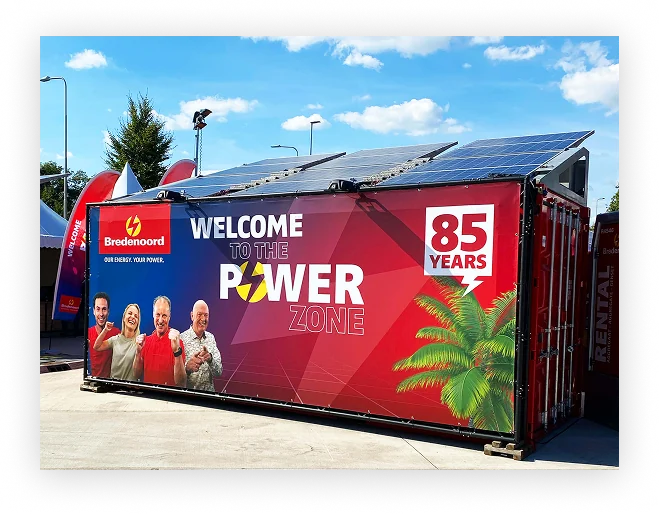 Container met Welcome to the Power Zone-bedrukking en zonnepanelen